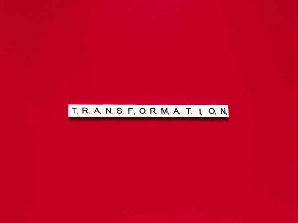 Comment le live shopping sur les réseaux sociaux peut-il transformer l'e-commerce pour une marque de cosmétiques?